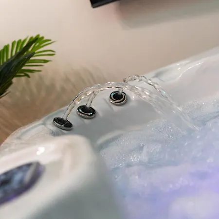 Appartement Luxapartment Jacuzzi With Breakfast Option